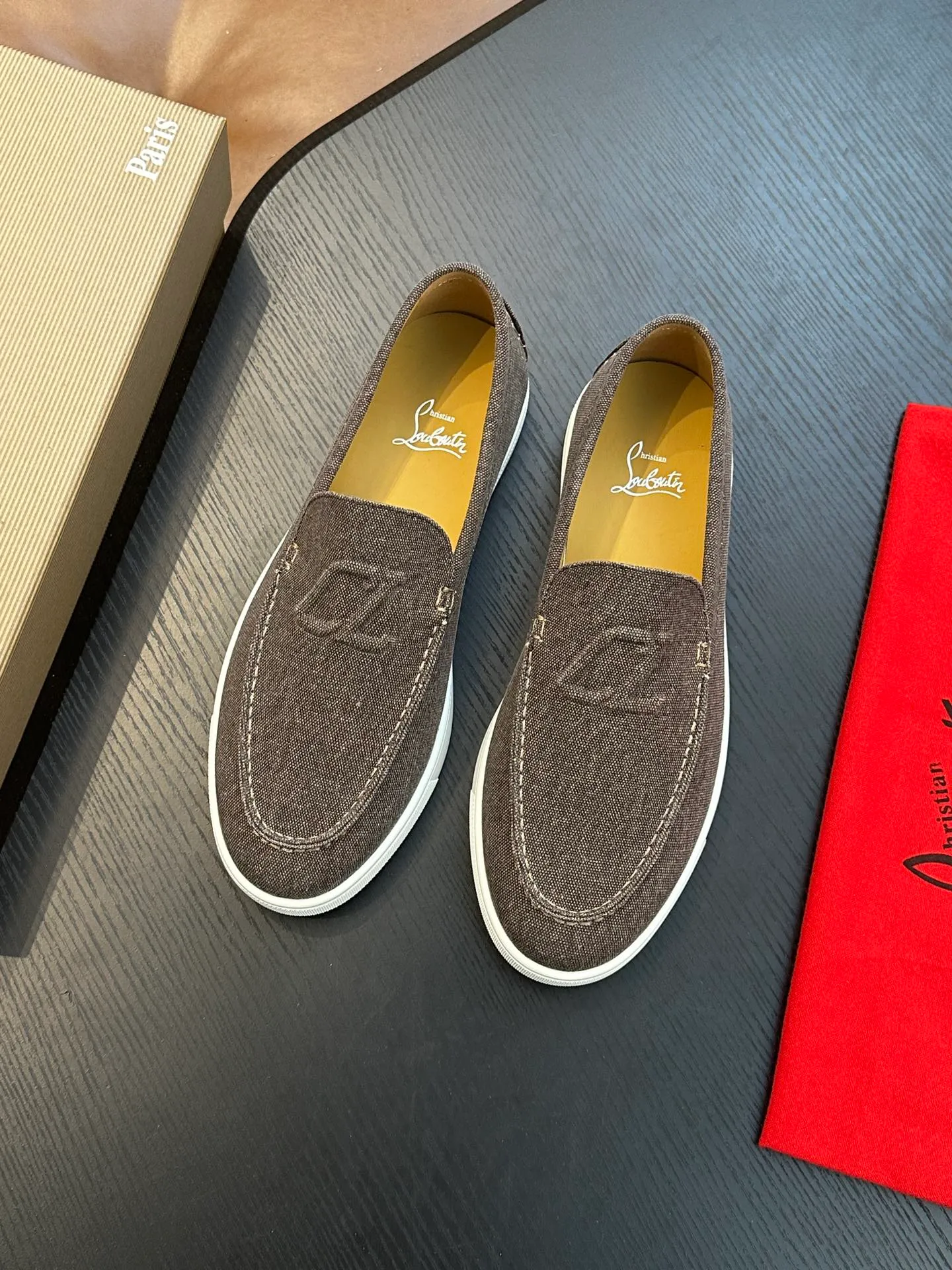 P760💰Christian Louboutin (red-soled shoes) Italian men’s casual sneakers are shipped! Each pair of shoes from this Italian handmade shoe brand has a simple and classic design, which is very comfortable and versatile! The upper fabric of this shoe is made of imported cowhide, with high-end and comfortable cowhide lining! The outsole is made of original rubber bottom sheets and is lined with cowhide! Brand-specific molded footbed, exclusive private mold control! Original box packaging, with shoe storage bag! 39 40 41 42 43 44 (38 45 46 customized)